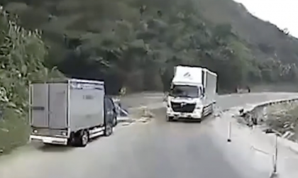 Clip TNGT: Toàn cảnh tài xế xe tải đánh lái vào vách núi vì mất phanh khi đổ đèo